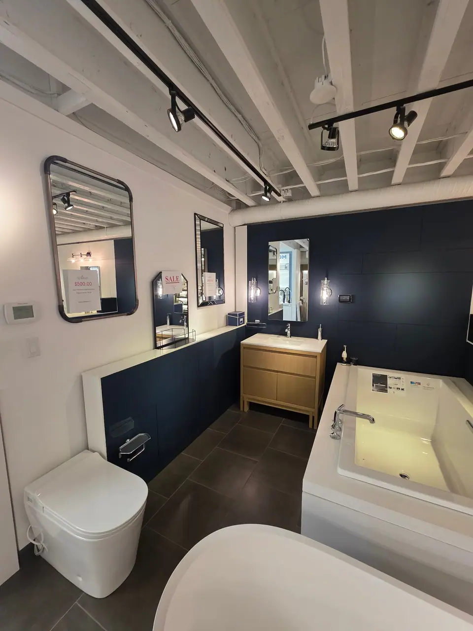 Showroom photo 2 of 153