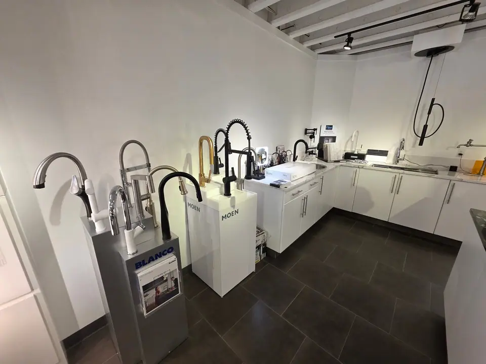 Showroom photo 5 of 153