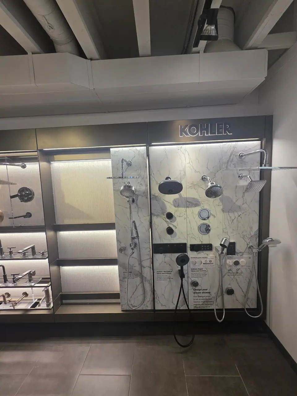 Showroom photo 17 of 153
