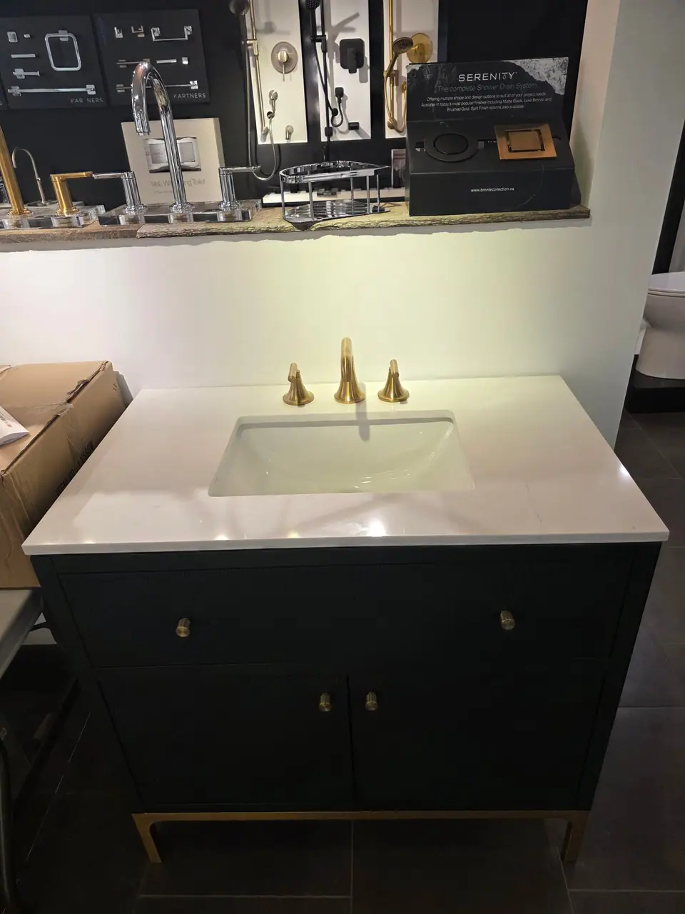 Showroom photo 19 of 153