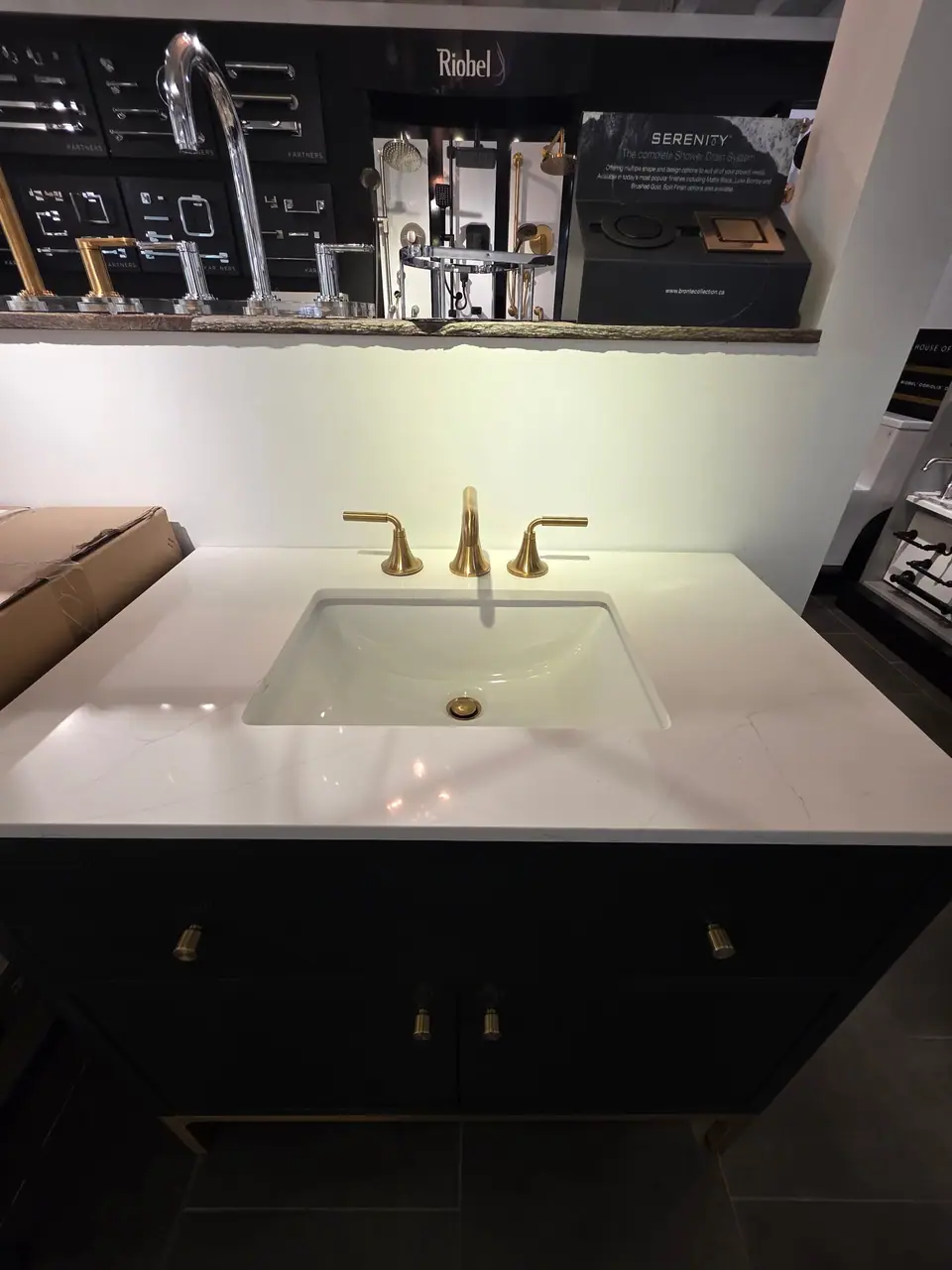 Showroom photo 27 of 153
