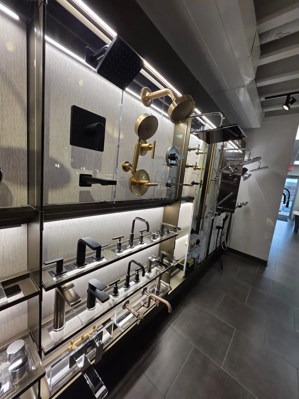 Showroom photo 55 of 153