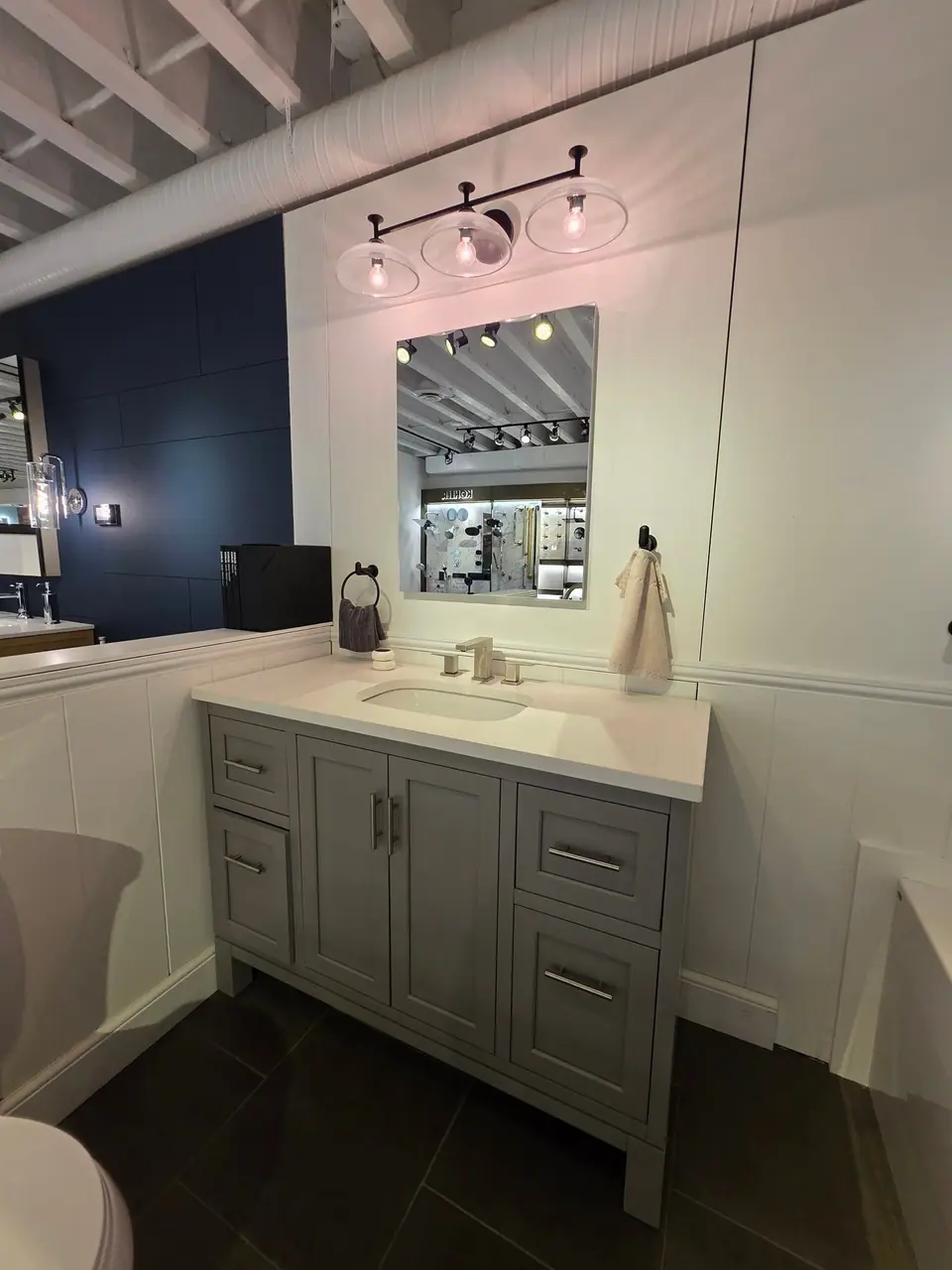 Showroom photo 83 of 153