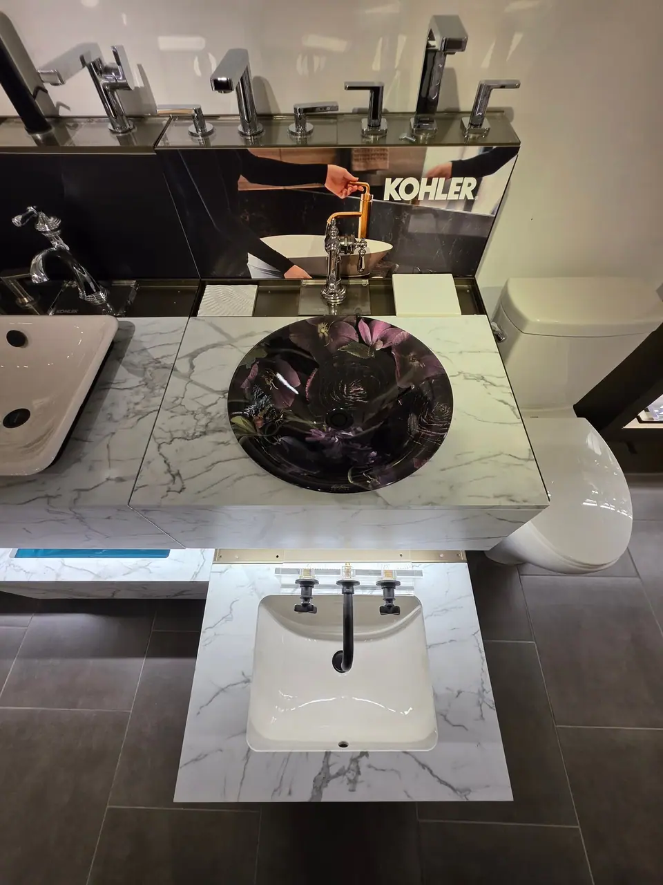 Showroom photo 85 of 153