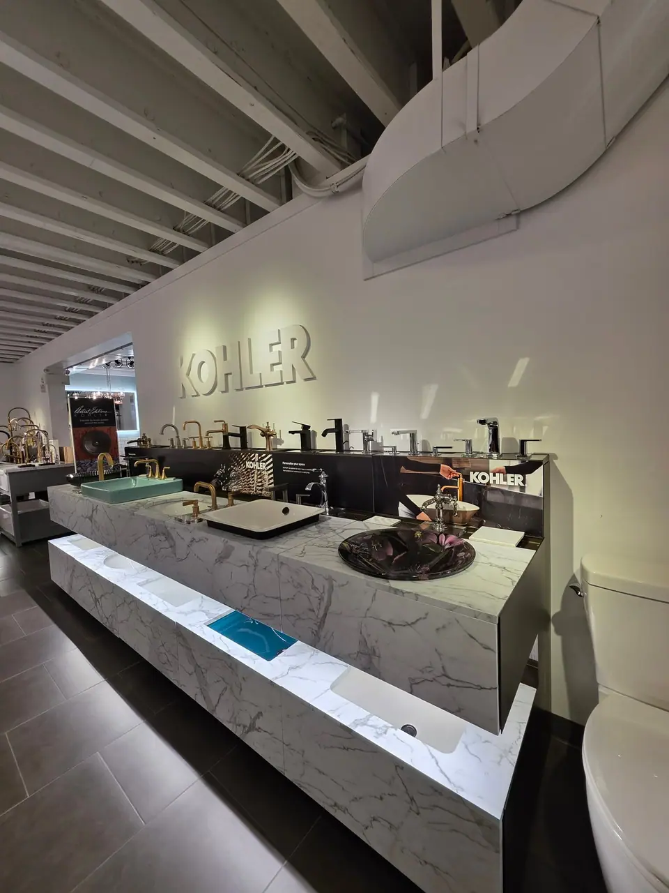Showroom photo 96 of 153