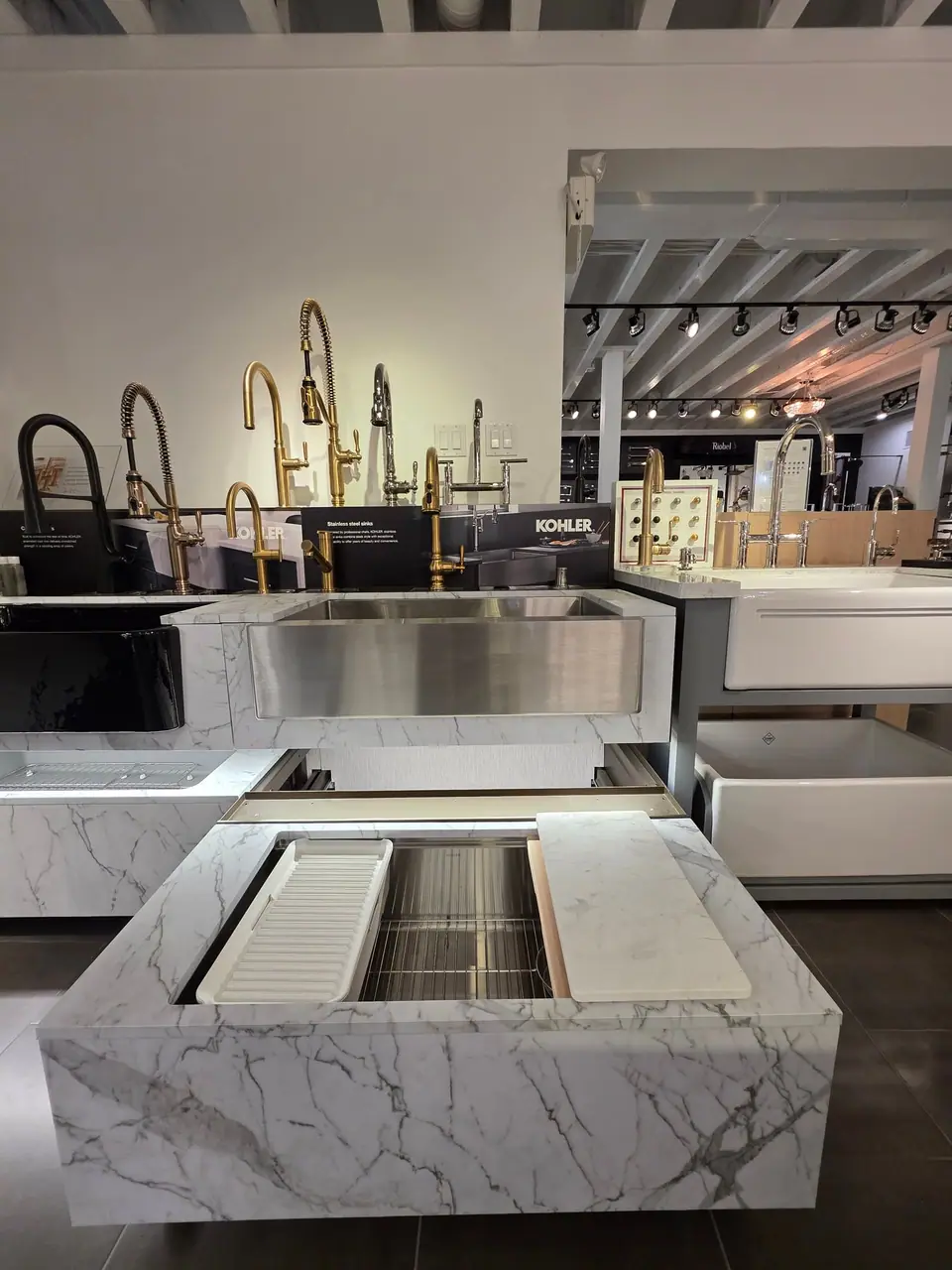 Kitchen sinks and faucets in a KOHLER fixture showroom