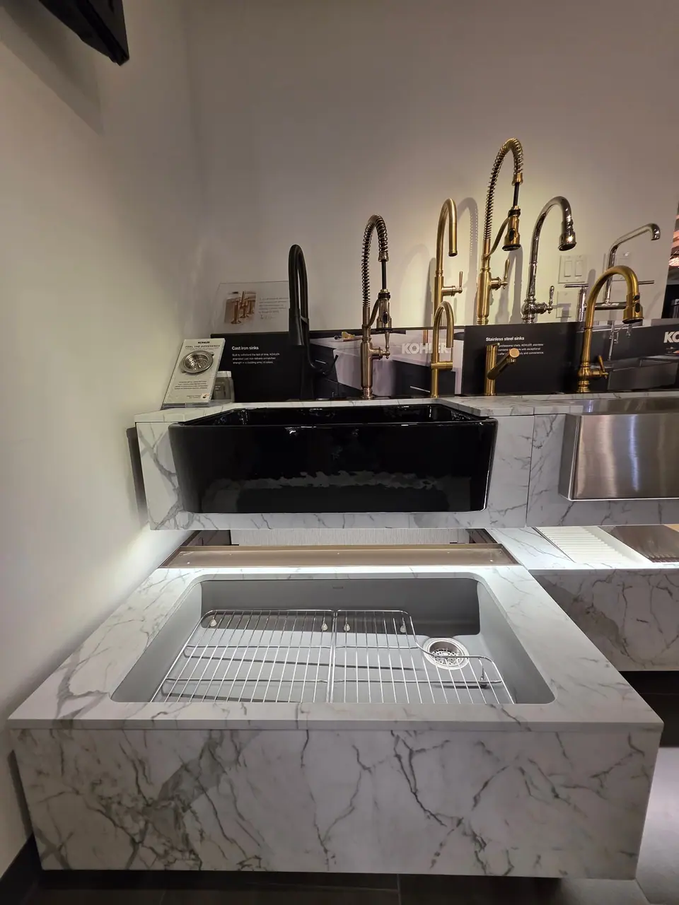 Showroom photo 101 of 153
