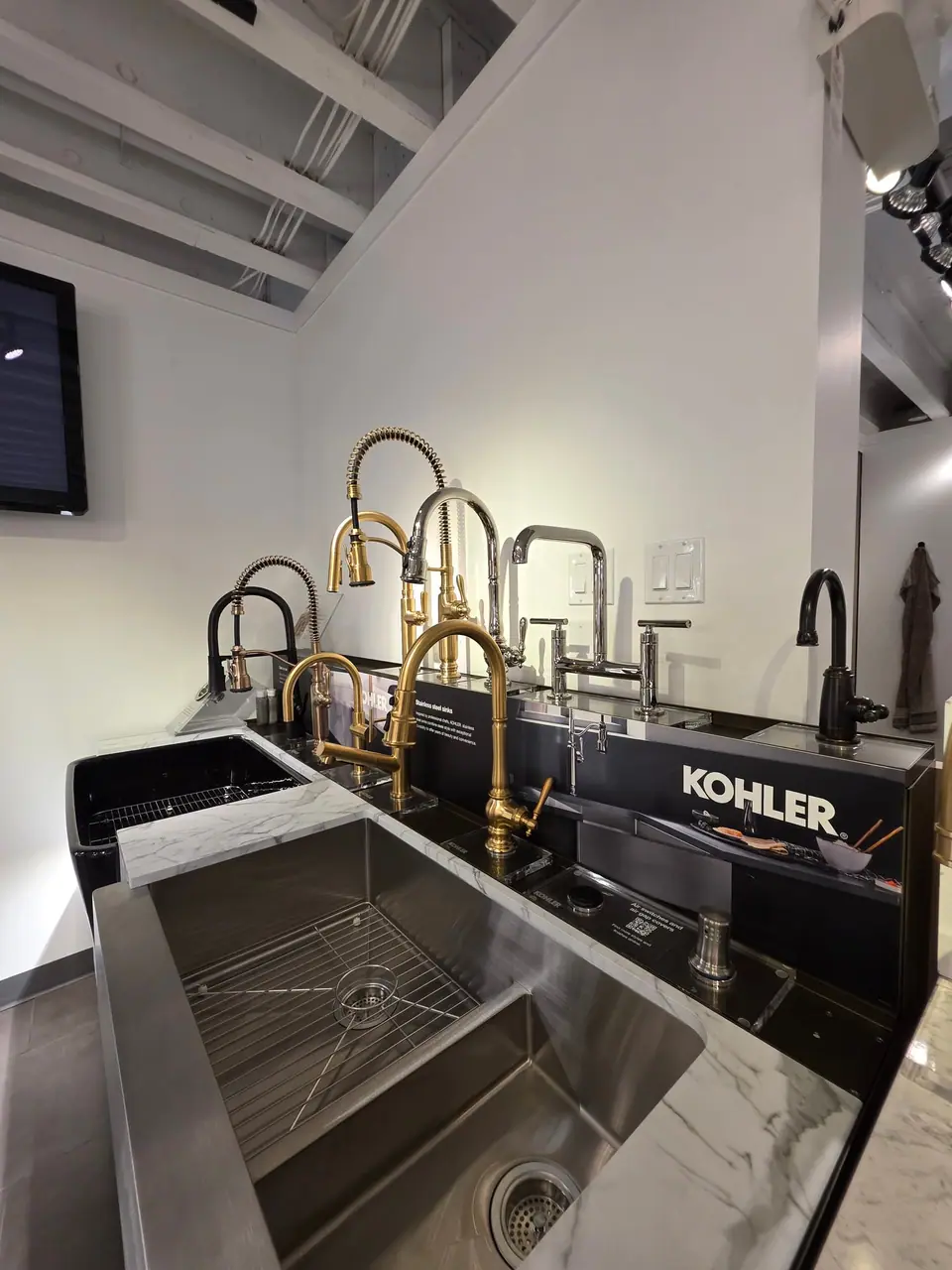Showroom photo 105 of 153