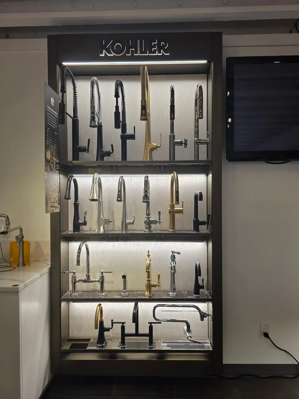 Showroom photo 106 of 153