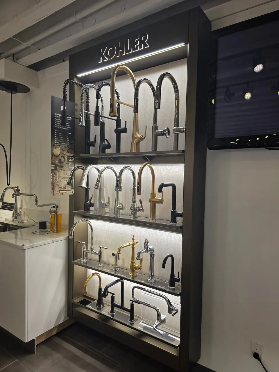 Showroom photo 107 of 153