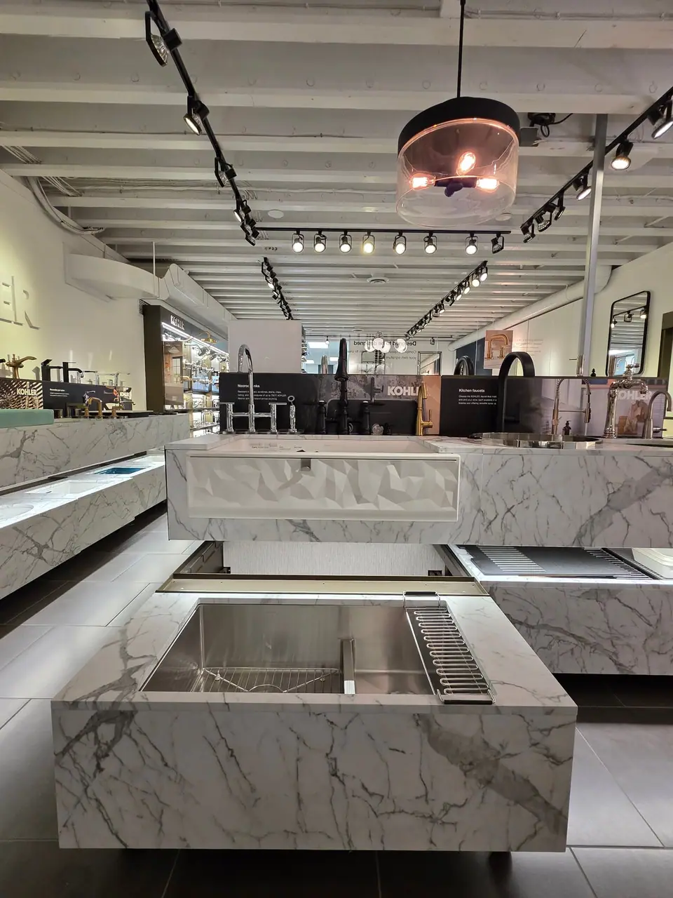 Showroom photo 117 of 153