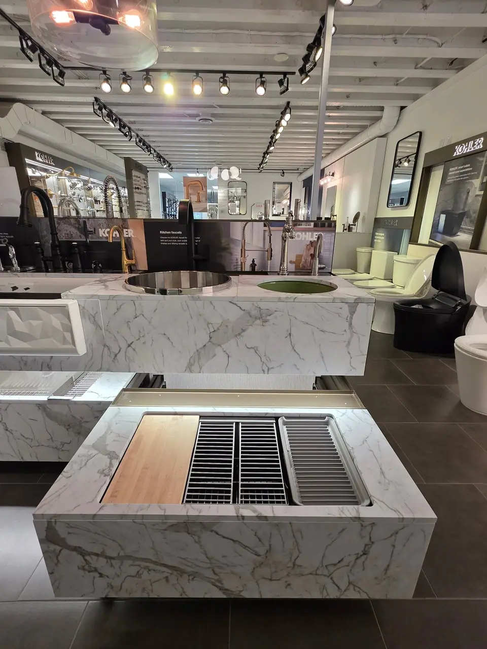 Showroom photo 119 of 153