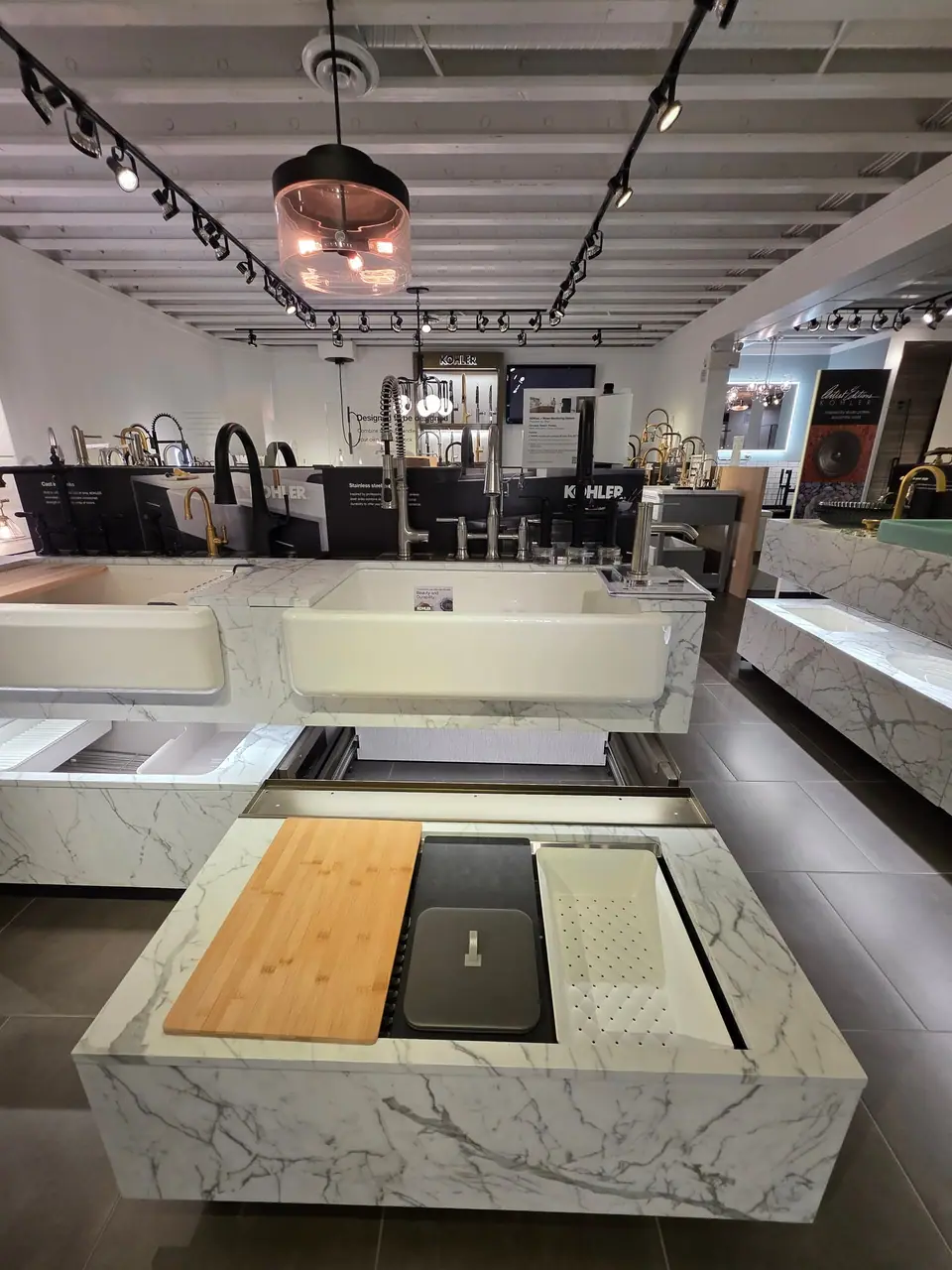 Showroom photo 129 of 153